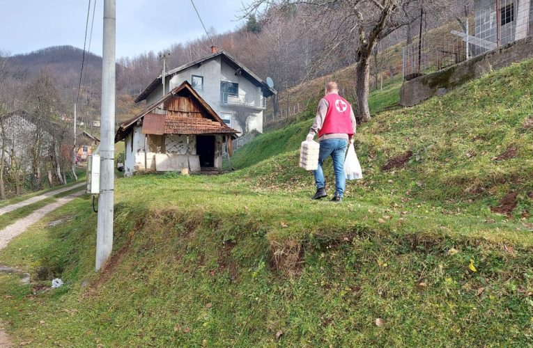 ХУМАНИТАРНИ ПАКЕТИ УРУЧЕНИ СИРОМАШНИМ ПОРОДИЦАМА