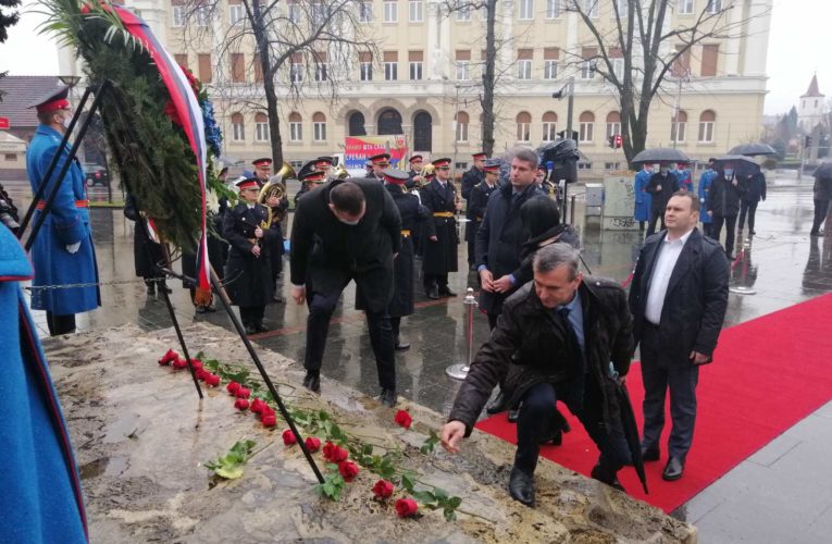 Сакан и Гламочак присуствовали полагању вијенаца поводом Дана Републике