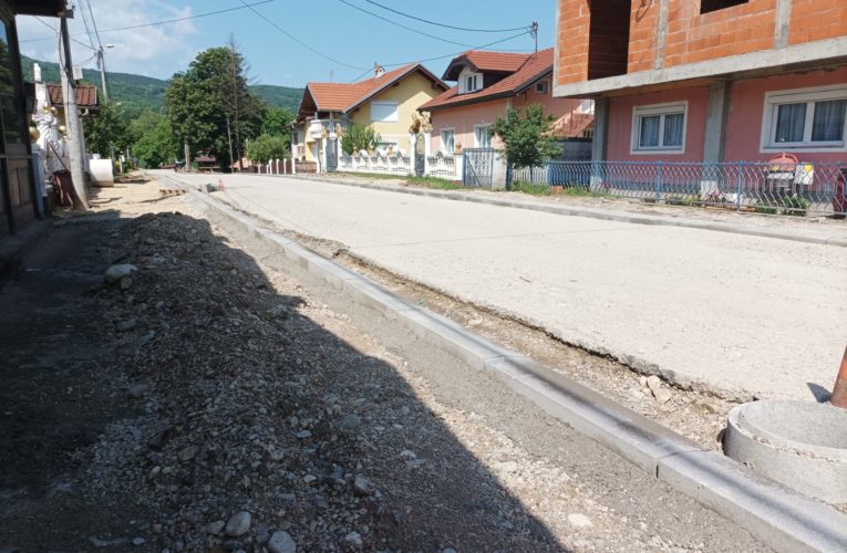 У току извођење радова за изградњу тротоара у Улици Кнеза Михајла