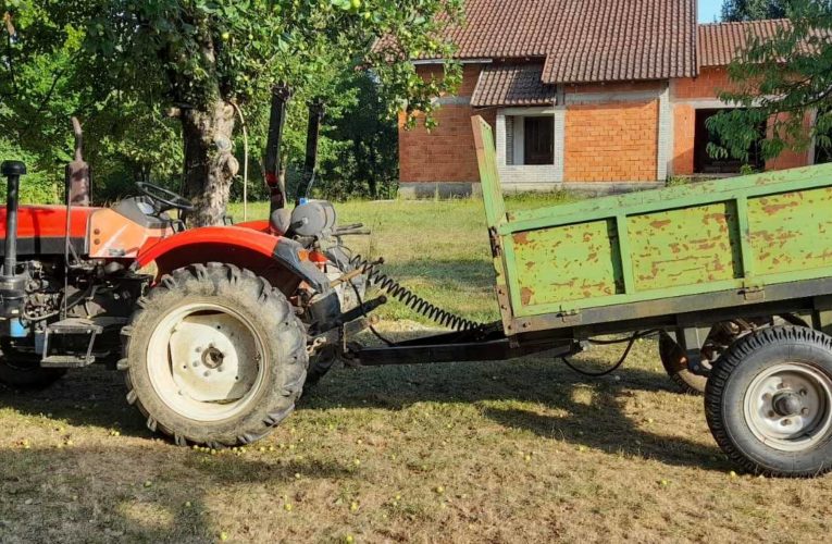 Удружење воћара продаје трактор