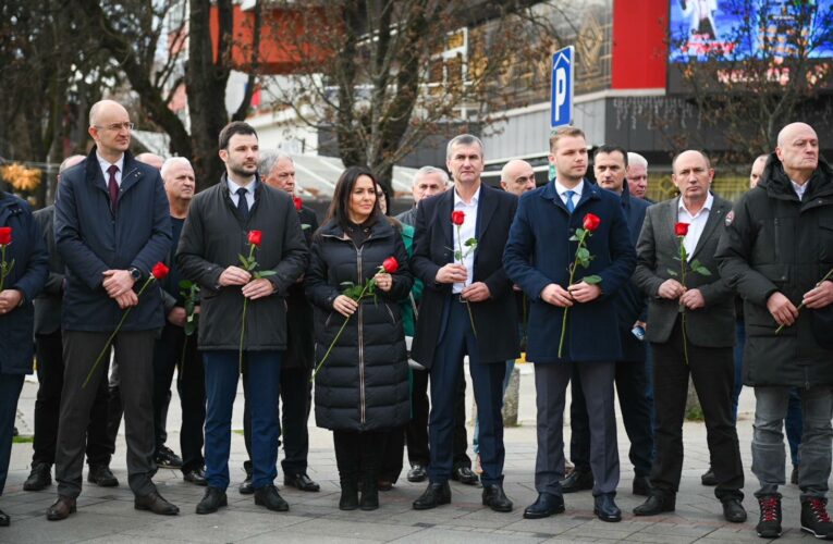 Сакан присуствовао полагању вијенаца поводом Дана Републике