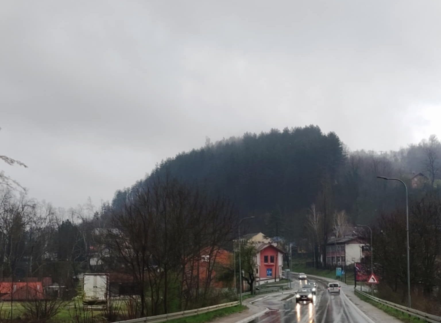 Облачно са кишом и пљусковима