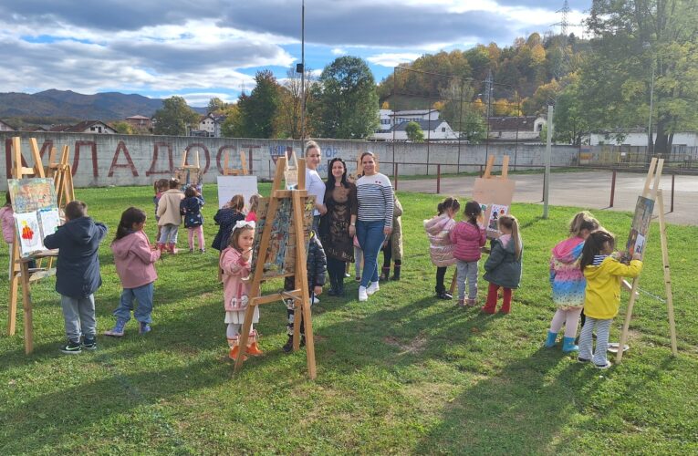 Малишани уживали на јесењој ликовној радионици