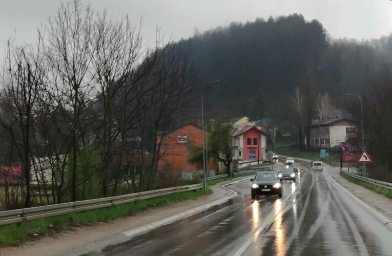 АМС: Клизави коловози, смањена видљивост због магле