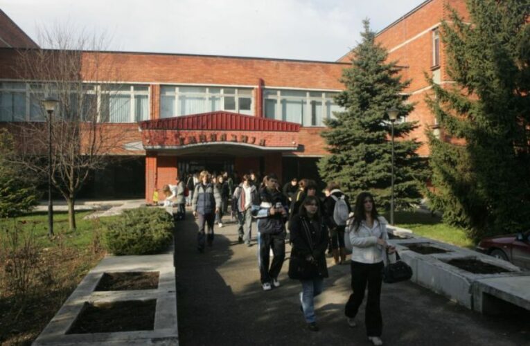 Средњошколцима “напорно” сједити 45 минута: Траже скраћење часа