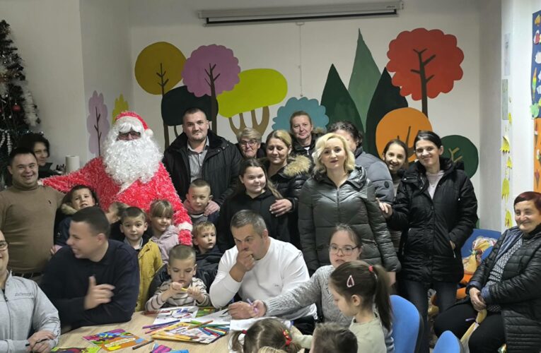 Никољдански пакетићи обрадовали малишане у Кући радости