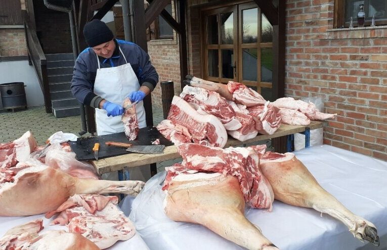 KАЗНЕ И ДО 1.500 KМ Kо домаћину буде помагао током KРМОKОЉА, мораће да има уплаћене доприносе