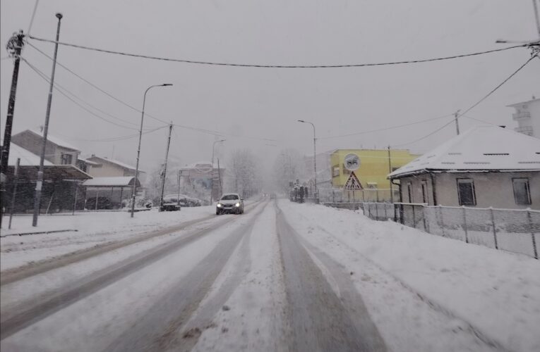 АМС: Због интензивних сњежних падавина отежано одвијање саобраћаја