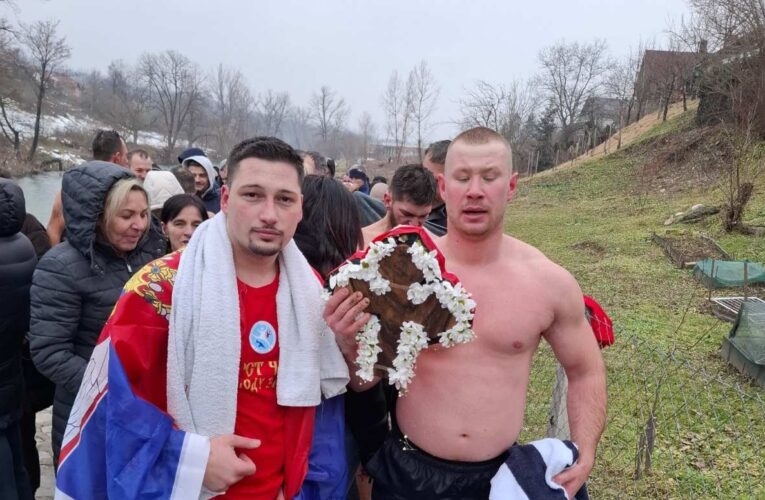 Сњежан Микановић побједник богојављенског пливања за Часни крст